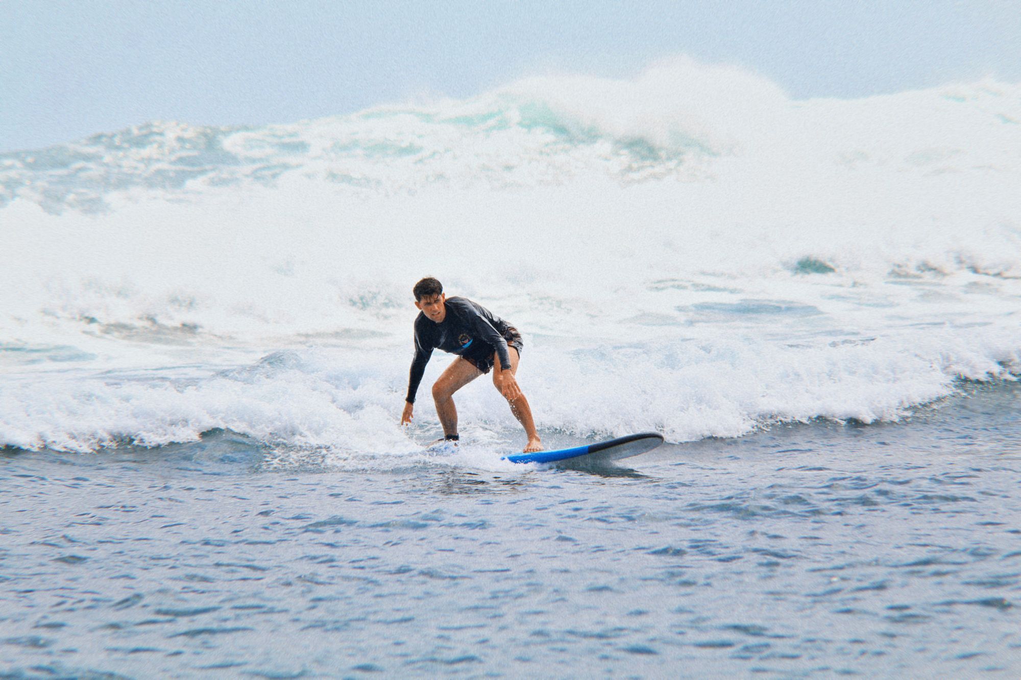 Surfeur sur une vague à Bali