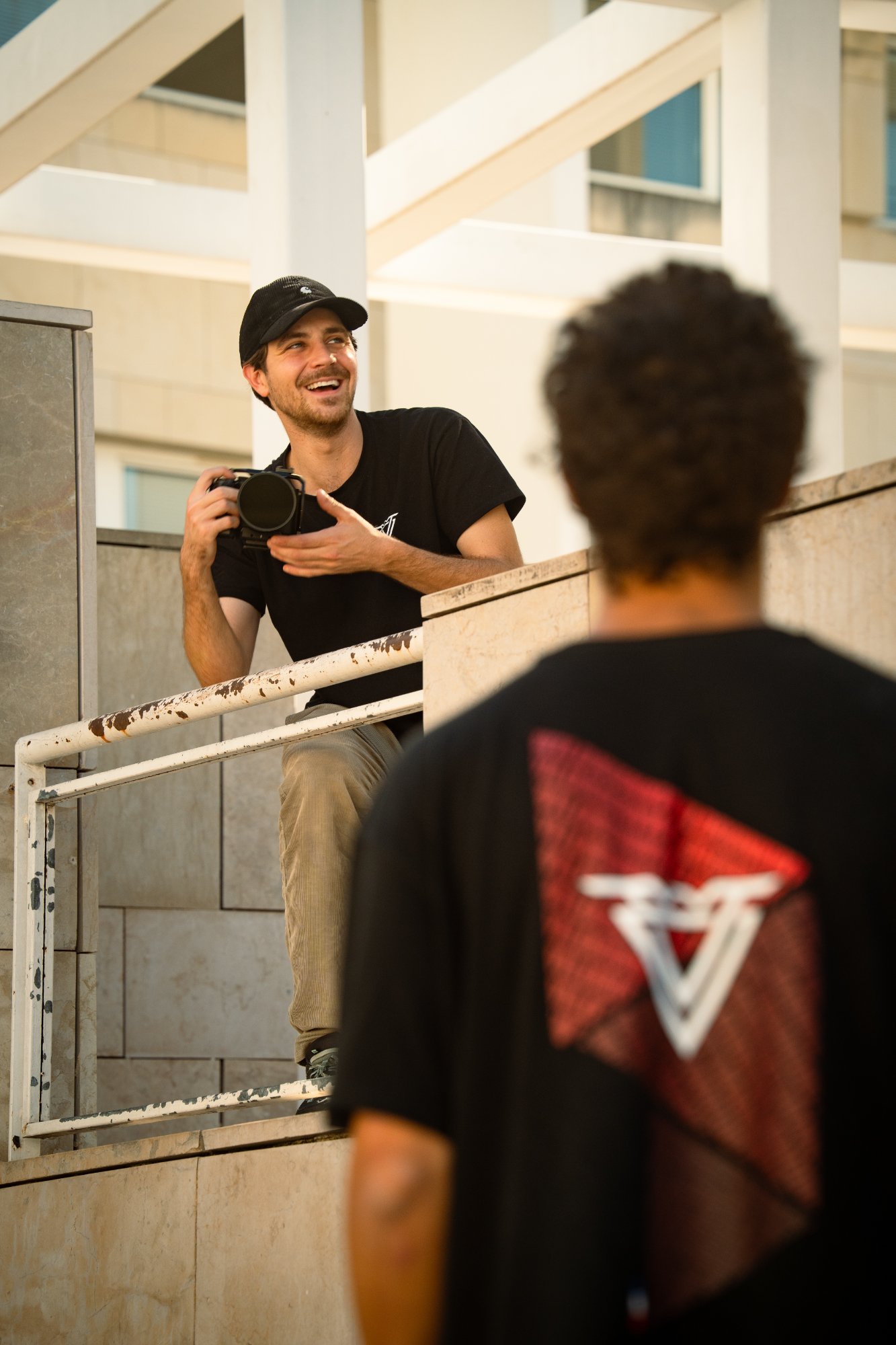 Vidéaste camera sourire backstage