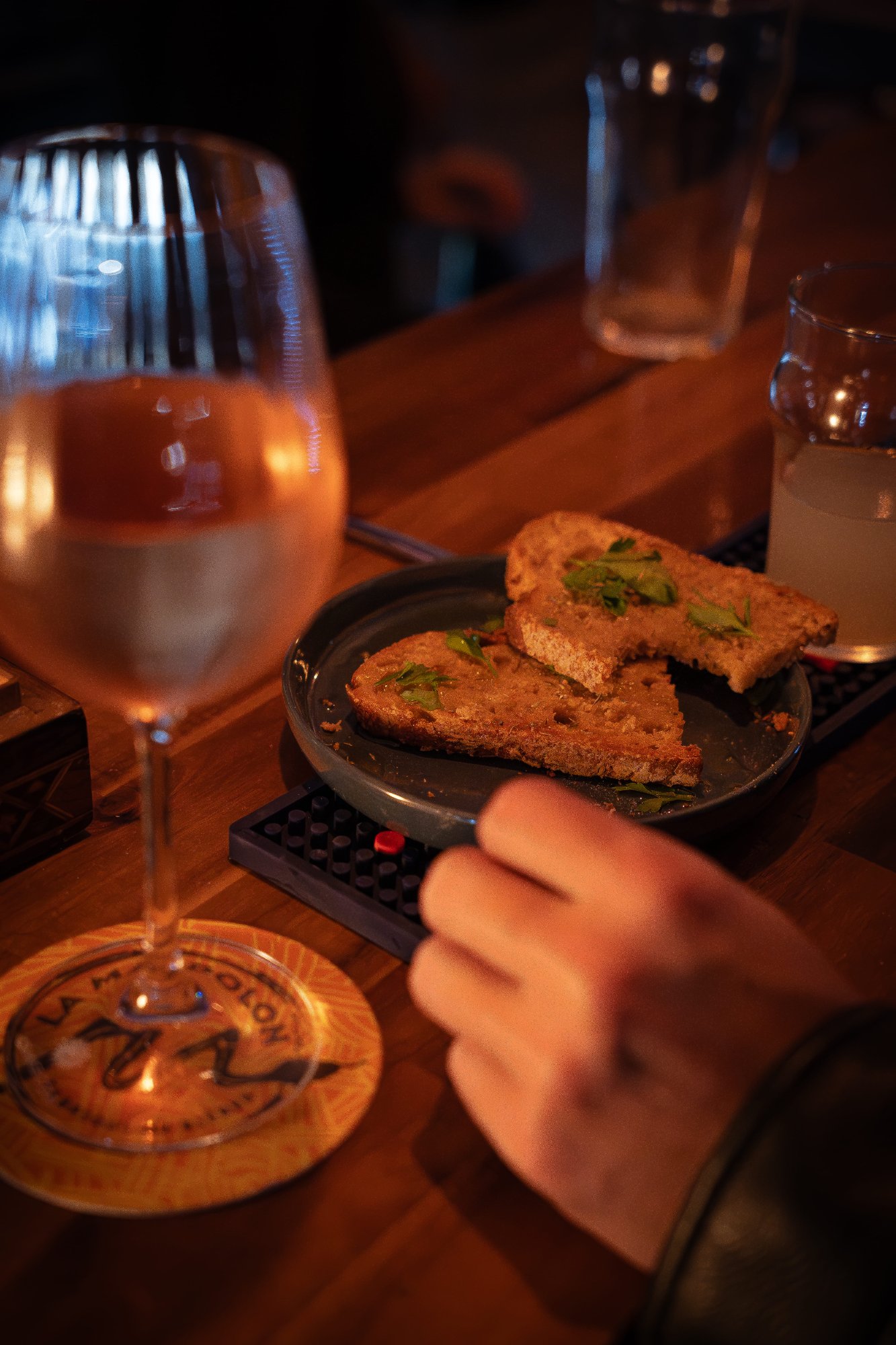 Detail tapas vin rose comptoir