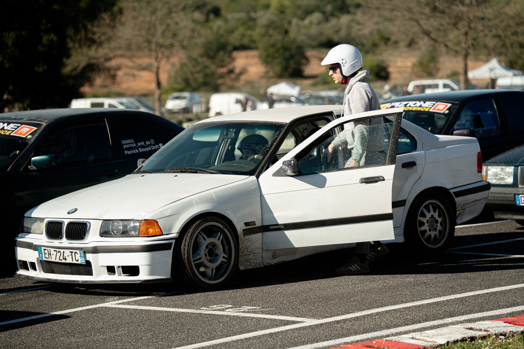 BMW E36 blanche pilote casque