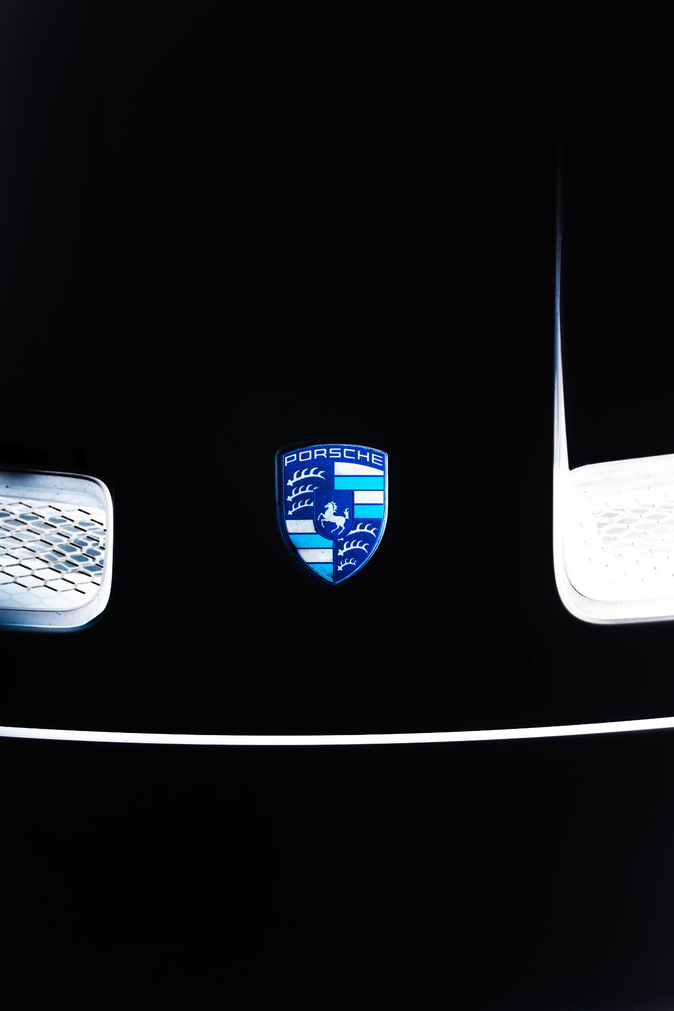 Logo Porsche capot noir