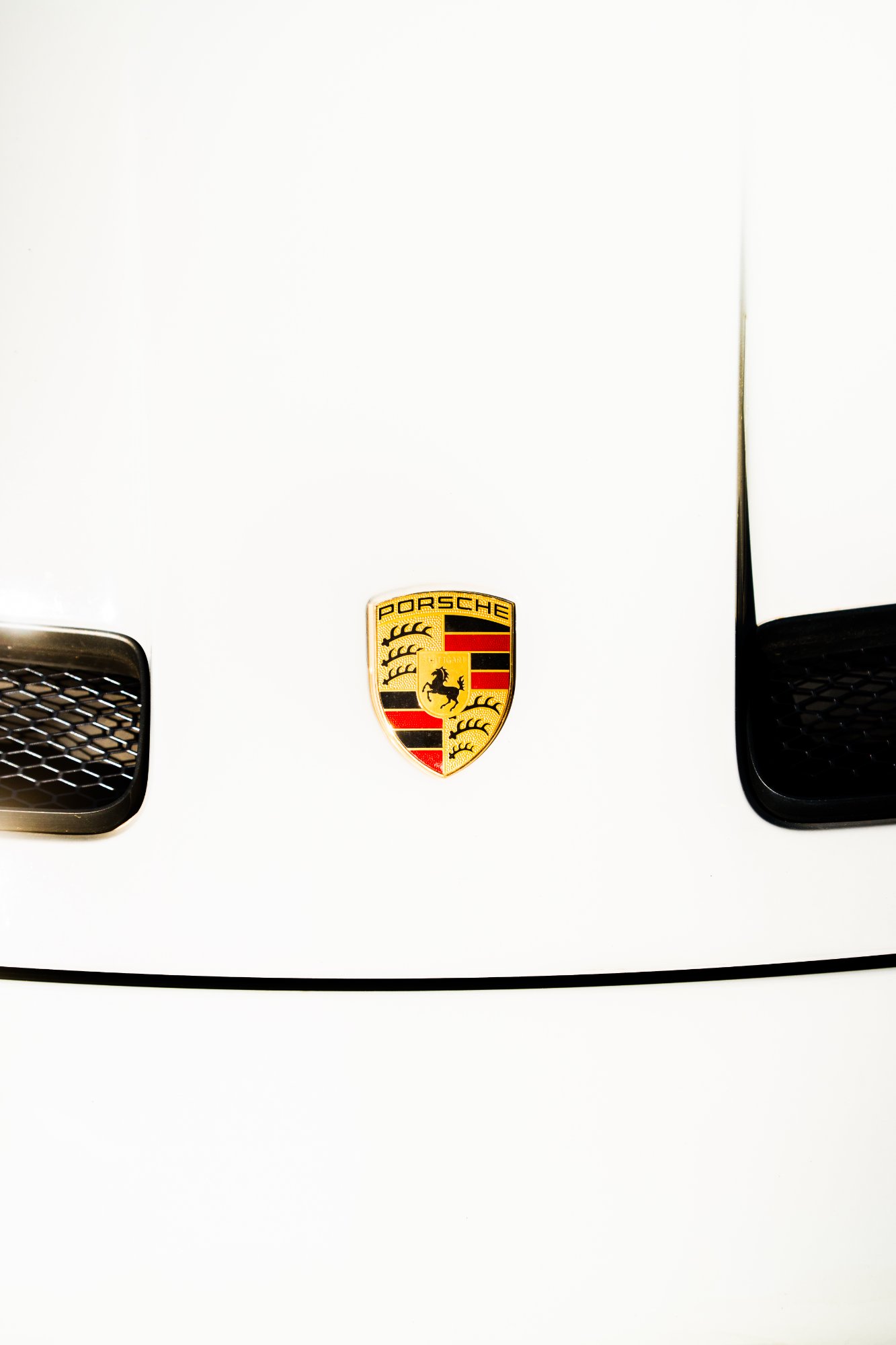 Logo Porsche capot blanc