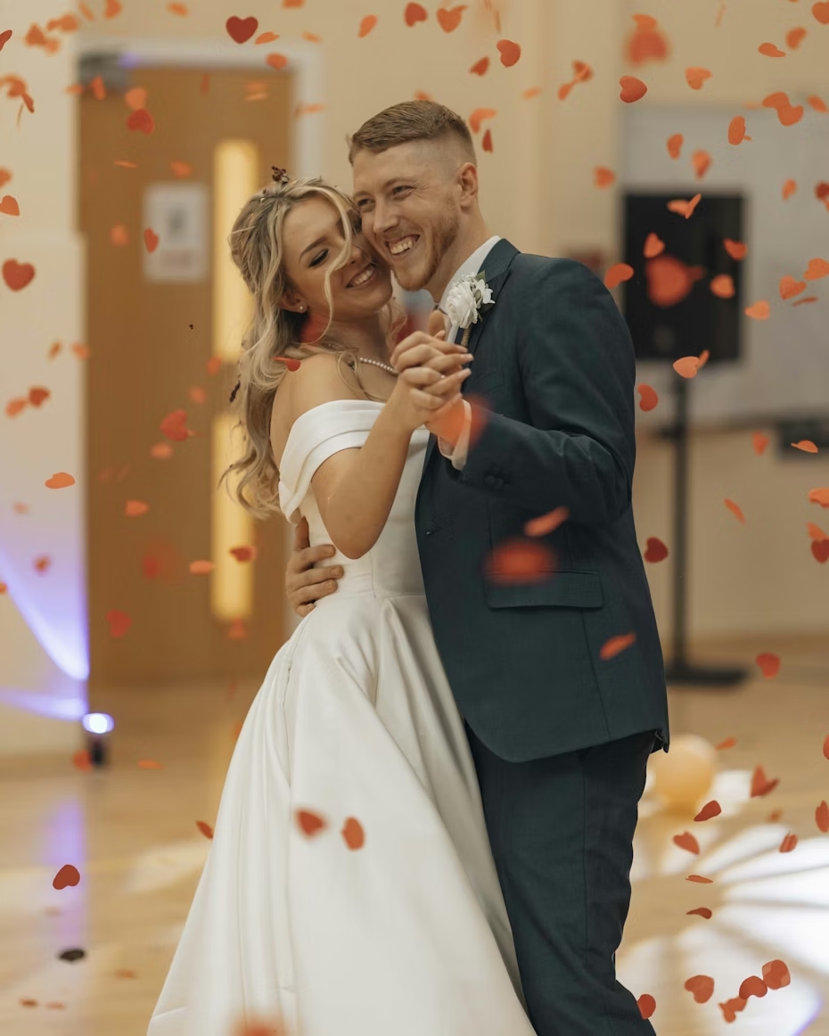 Mariée bouquet noir et blanc arrivée