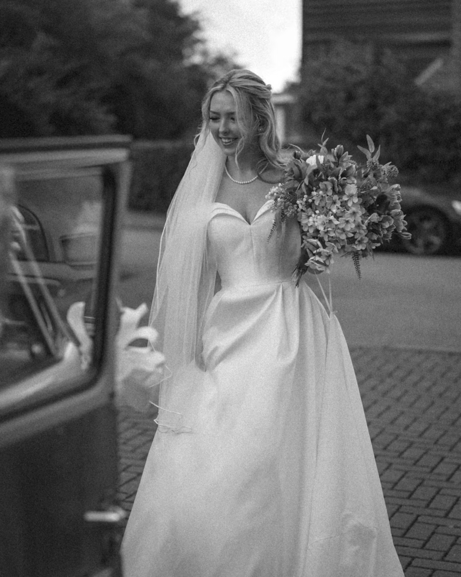 Couple mariés jardin bouquet bleu