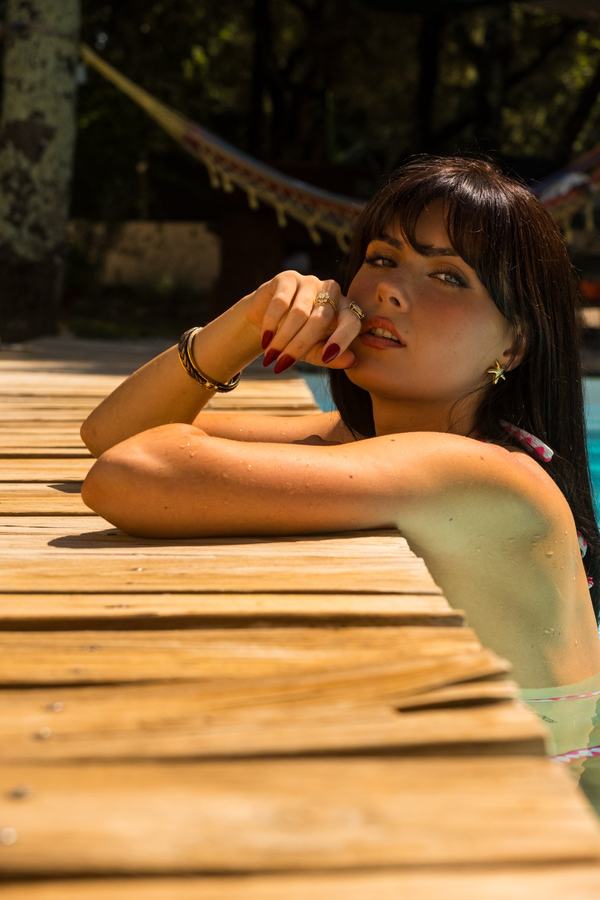 Victoria piscine pensif