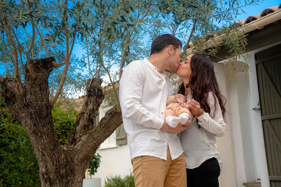 Couple avec Alessio sous les arbres