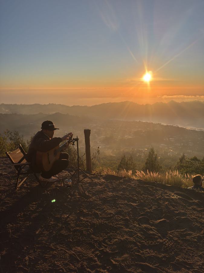 Lever de soleil au sommet d'un volcan, photographe en action