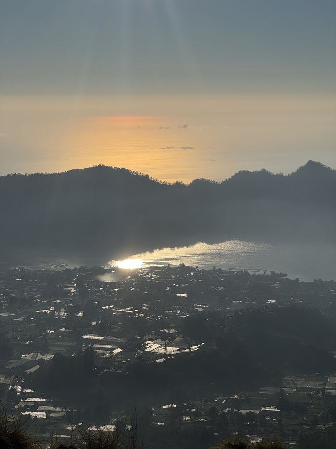 Lever du jour sur le lac Batur vu depuis le volcan