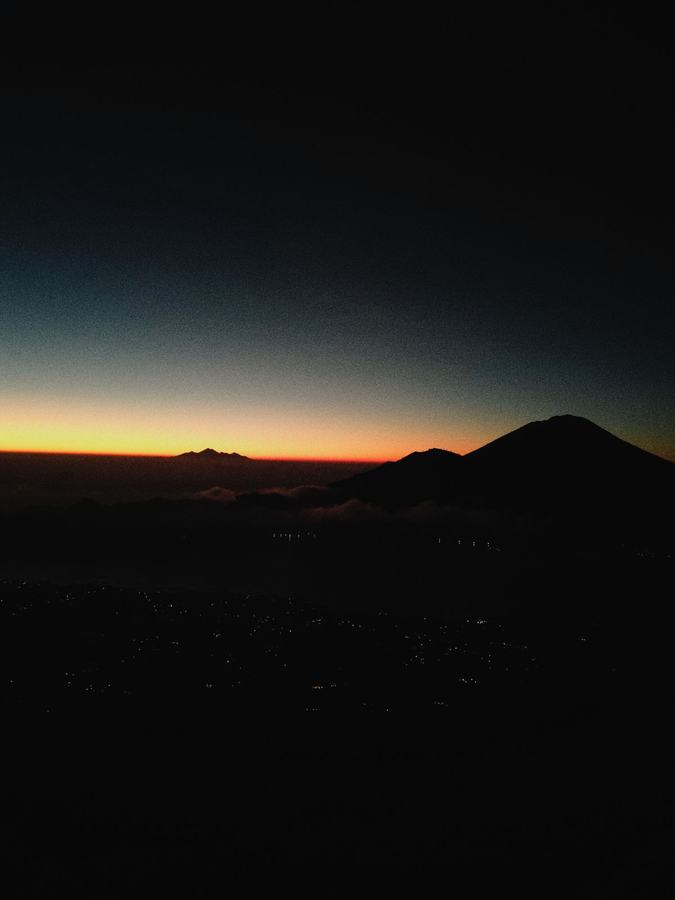 Silhouette des volcans au crépuscule