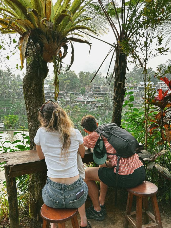 Voyageurs attablés face à la jungle balinaise