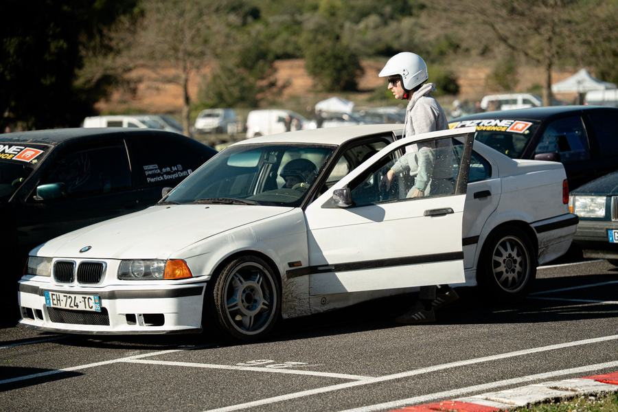 BMW E36 blanche pilote casque