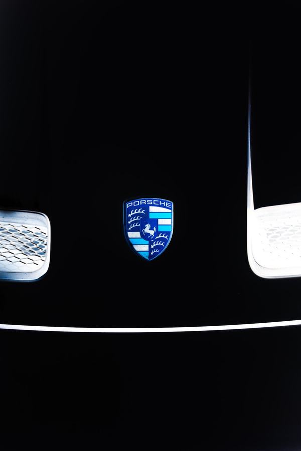 Logo Porsche capot noir