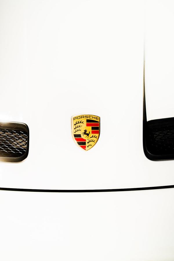 Logo Porsche capot blanc