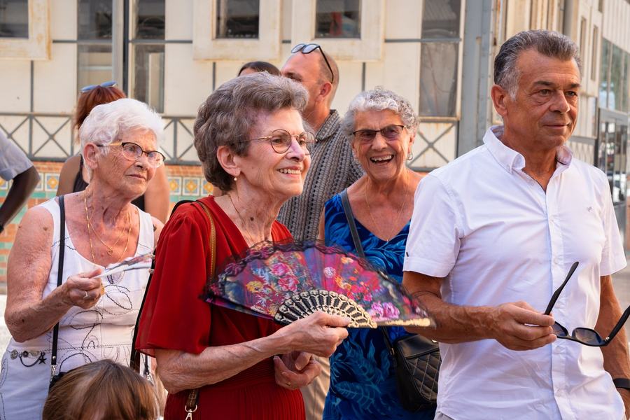 Invités souriants devant l'église de Mèze avant la cérémonie
