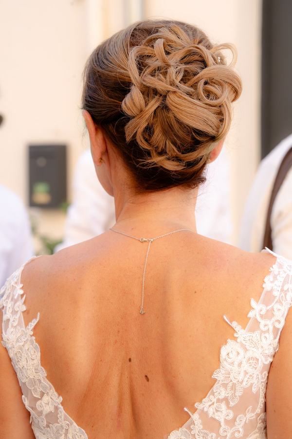 Dos de la mariée, chignon et robe en dentelle