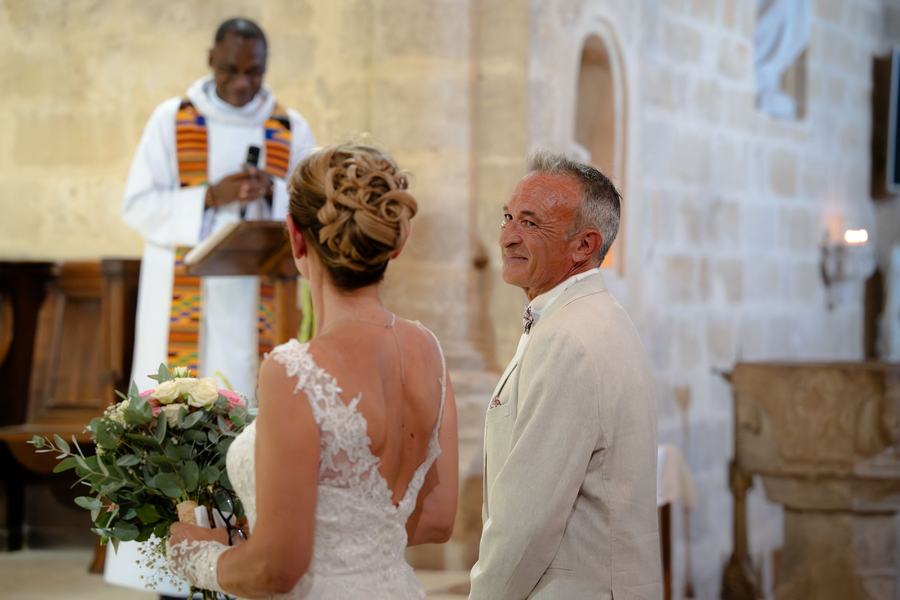 Mariés devant l'autel face au prêtre, église de Mèze