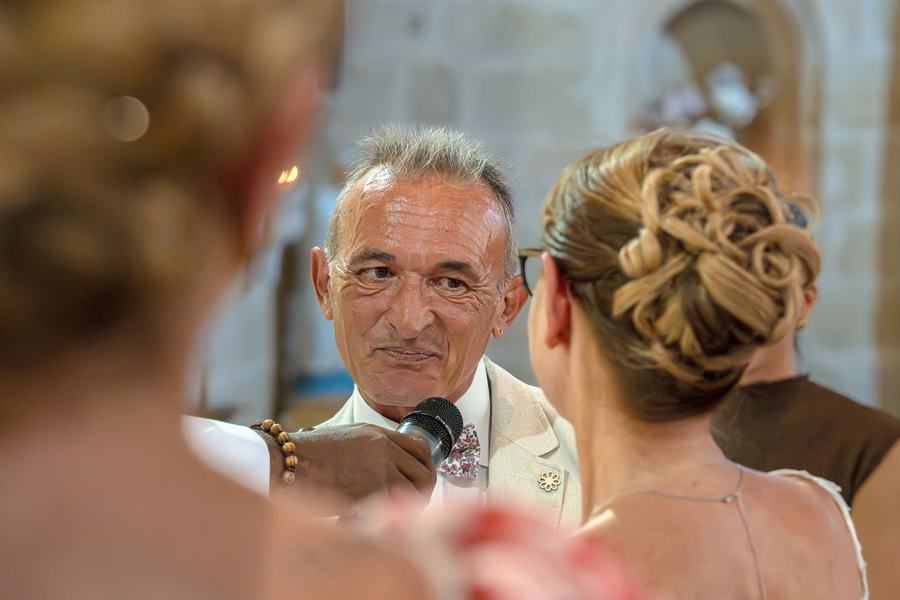 Marié ému prononçant ses vœux au micro