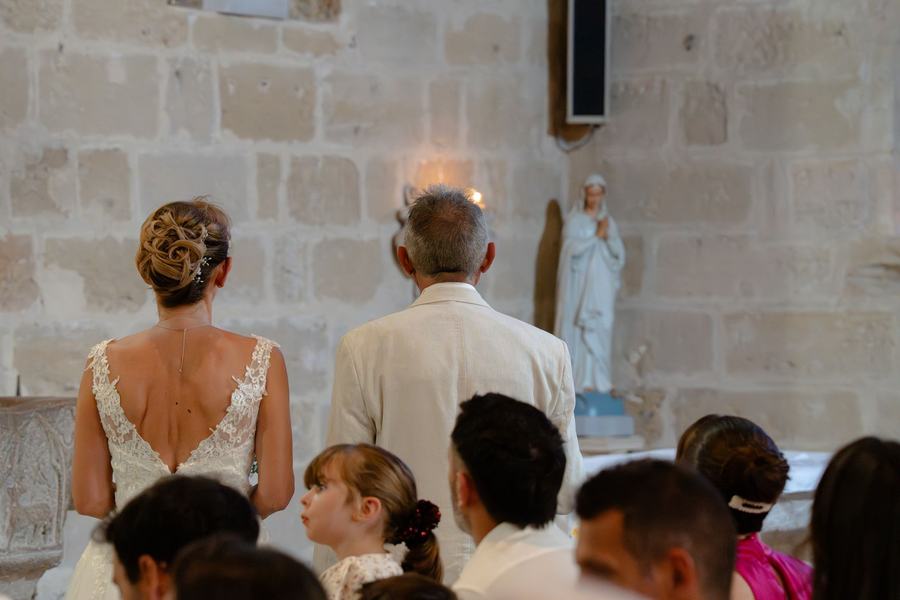Mariés de dos devant l'autel, enfants au premier plan