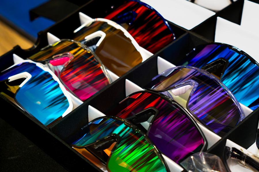 Lunettes de sport colorées exposées en magasin