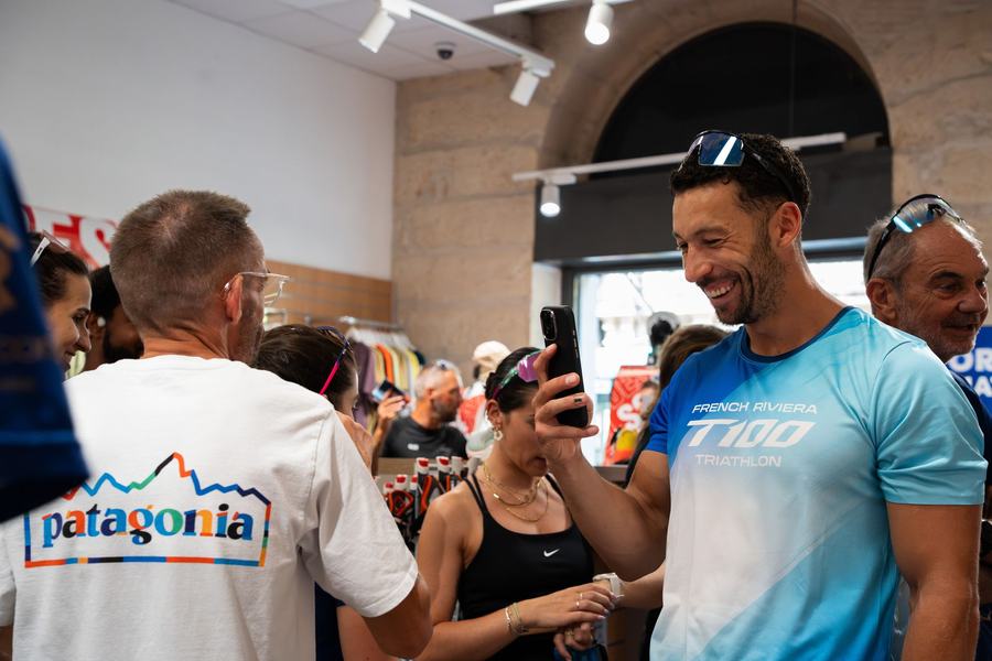 Participants réunis dans le magasin avant la course