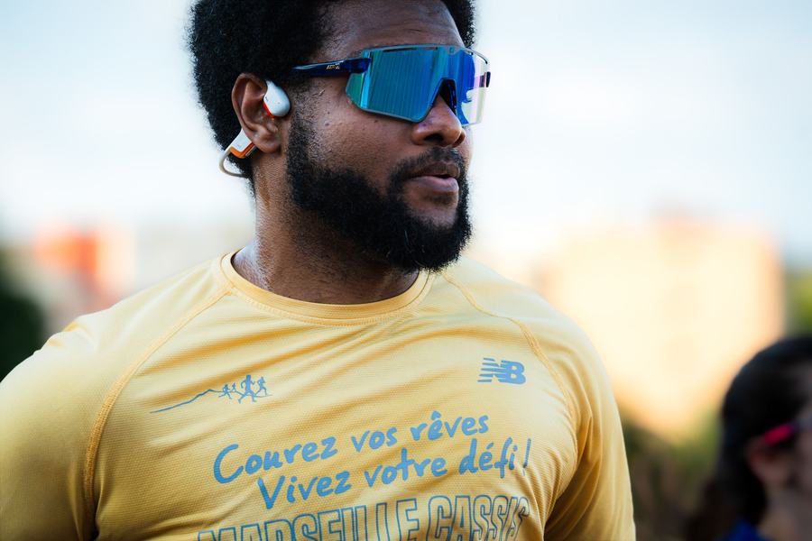 Coureur aux lunettes de sport en t-shirt jaune