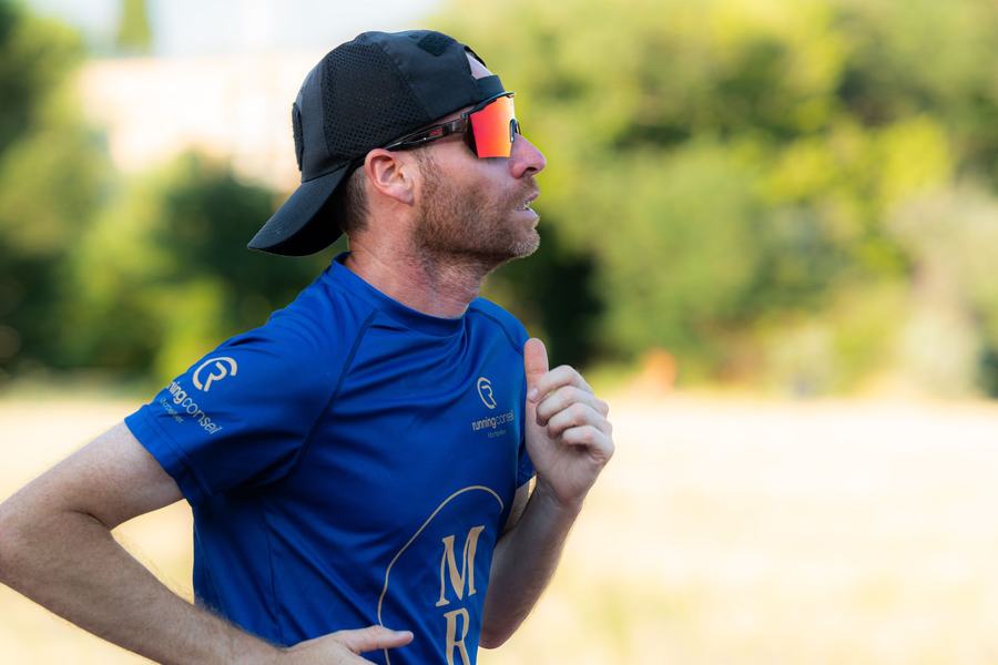 Coureur à casquette en maillot du club pendant l'effort
