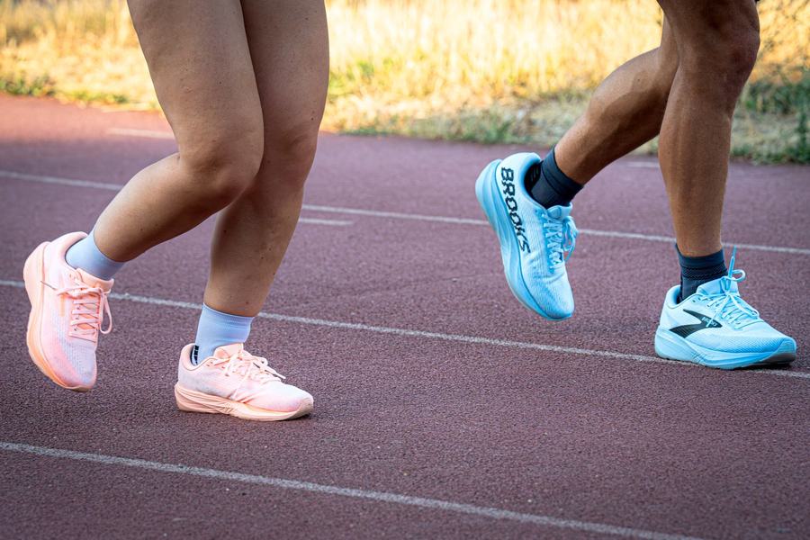 Pieds de coureurs en chaussures de running sur la piste