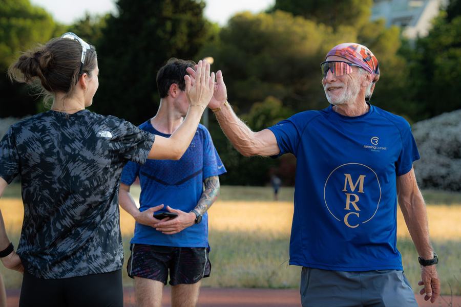 Coureurs se tapant dans la main après l'entraînement