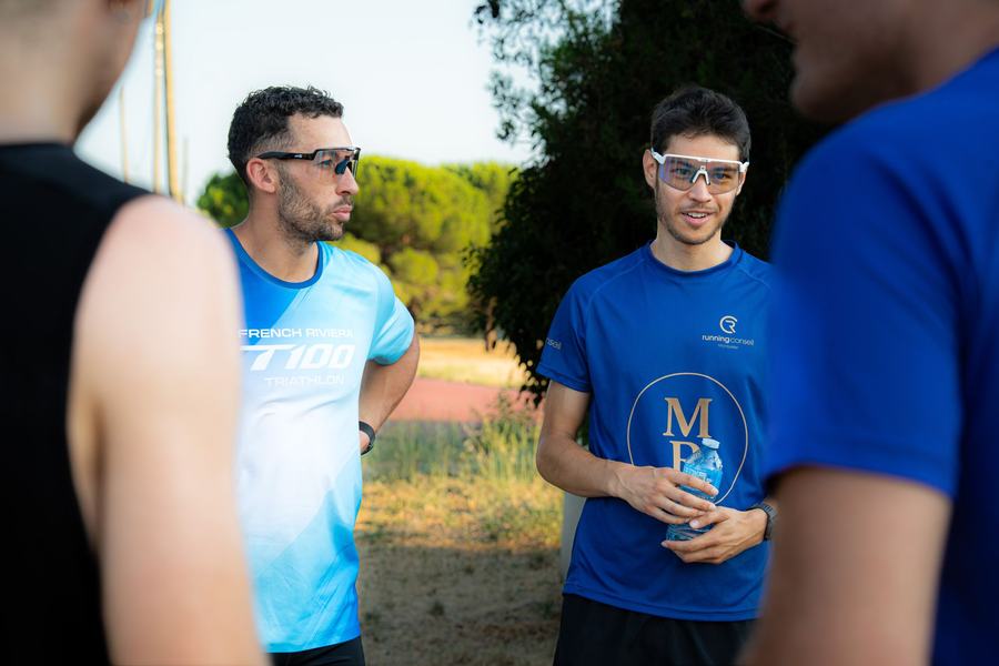 Coureurs échangeant après la séance